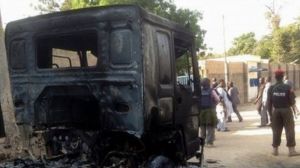 A large number of Boko Haram militants have attacked barracks and an air force base in Nigeria's northeastern city of Maiduguri.