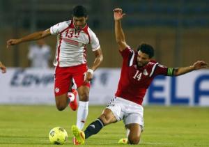 حسام غالي لاعب الاهلي (يمينا) اثناء مباراة منتخب مصر ضد تونس في تصفيات كأس الامم الافريقية 