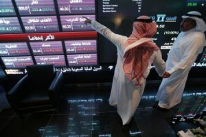 متعاملين اثناء التداول في بورصة السعودية للأوراق المالية في الرياض