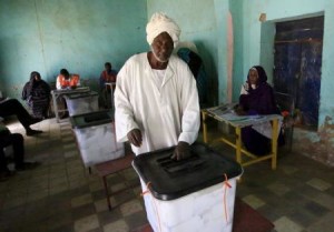 مواطن يدلي بصوته في الانتخابات السودانية بالخرطوم