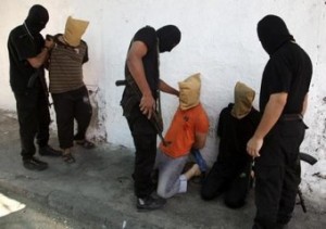 مقاتلون من حماس يحتجزون فلسطينيين يشتبه في تعاونهم مع إسرائيل في مدينة غزة