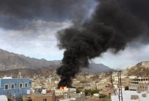 دخان يتصاعد من شاحنة نقل وقود اضرمت فيها النيران خلال اشتباكات بين الحوثيين ومقاتلي لجان المقاومة الشعبية في تعز