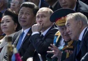 الرئيس الروسي فلاديمير بوتين وقادة اخرون اثناء عرض عسكري في موسكو
