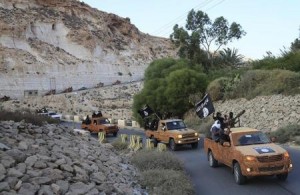 قافلة مسلحين اسلاميين على طريق في درنة بشرق ليبيا 